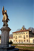 Cassinetta di Lugagnano (MI), la statua di S. Carlo Borromeo nei pressi del ponte sul Naviglio Grande e villa Visconti Maineri. 